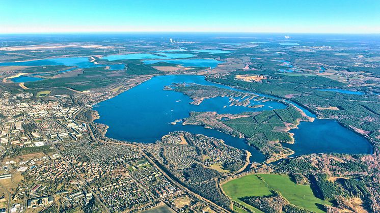 Wasser, Strände, Natur: Der Senftenberger See wird 50 und ist besonders bei Familien und Wassersportlern beliebt. Foto: Luftbild-Service Scheack.