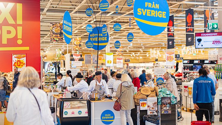 Smaka på Från Sverige är ett pilotprojekt under Från Sverige-veckorna 2023. Minimarknaderna hålls i fyra butiker i stockholmsrådet med åtta livsmedelsföretag som bjuder på smakprover av Från Sverige-märkta varor. Bild från ICA Maxi Stormarknad Nacka.