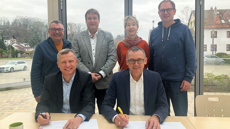 Start in die gemeinsame Energiezukunft: Mit der Unterzeichnung des Stromkonzessionsvertrages besiegelten Vertreter der Gemeinde und des Bayernwerks die gemeinsame Partnerschaft.