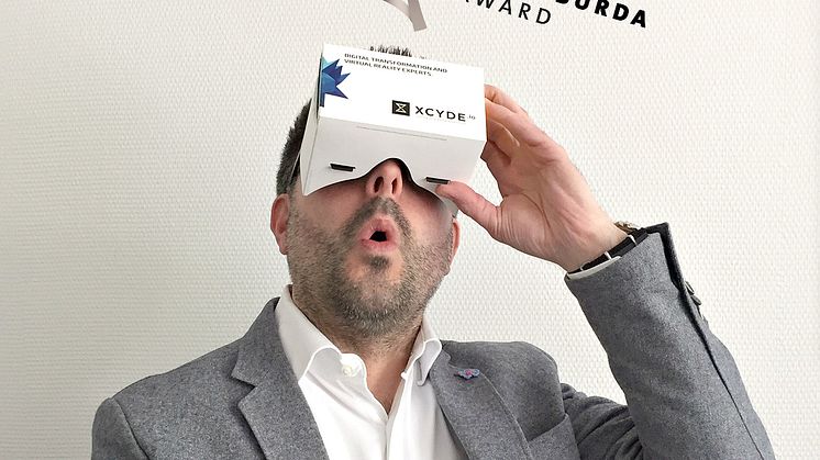 Virtual Reality: Carsten Frederik Buchert, Marketingleiter der Felix Burda Stiftung, testet das Cardboard von Xcyde  