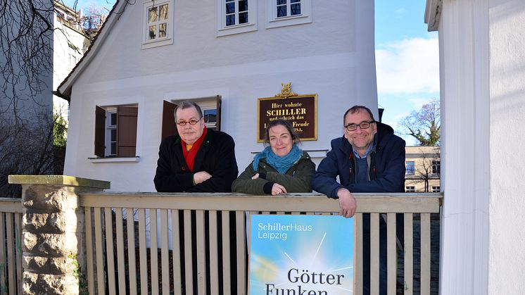 Steffen Poser, Franziska Jenrich-Tran und Dr. Anselm Hartinger (v.l.) vor dem Schillerhaus in Gohlis - Foto: Theresa Wappes