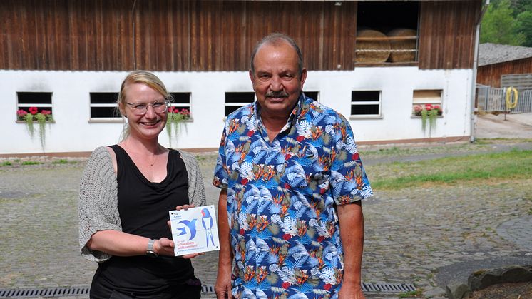 Freuen sich über die Auszeichnung: Einrichtungsleiterin Nadine Florczak und Walter Stumme vom Nabu-Kreisverband Schwalm-Eder. (Foto: Kerstin Diehl)
