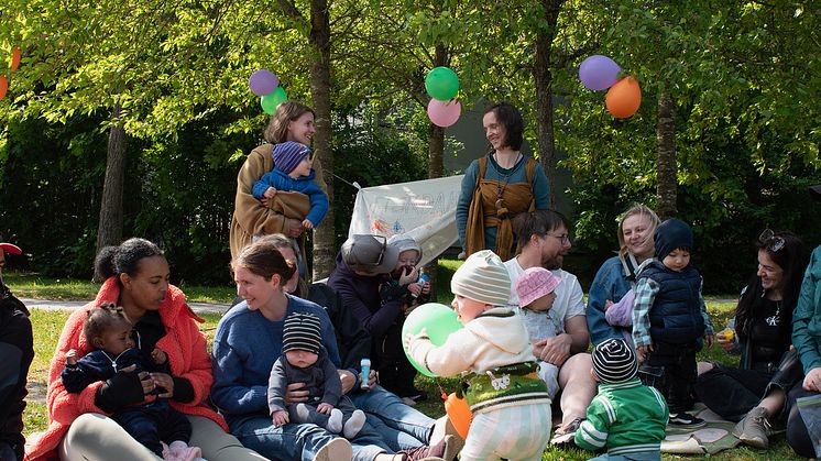 Svenska med baby banar väg för nyanlända småbarnsföräldrar in i samhället – öppnar 90-konto