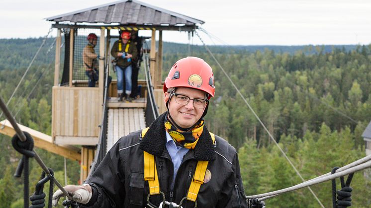 Näringsminister Mikael Damberg provar äventyret Little Rock lake Zipline. Foto Anna Tigerström