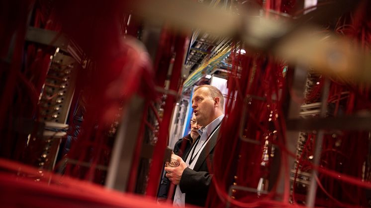 Moderniseringsdirektør Arne Quist Christensen i Telenor Norge forteller at kobbernettet gradvis fases ut. Her fra Fagerborg telefonsentral i Oslo. Foto: Martin Fjellanger