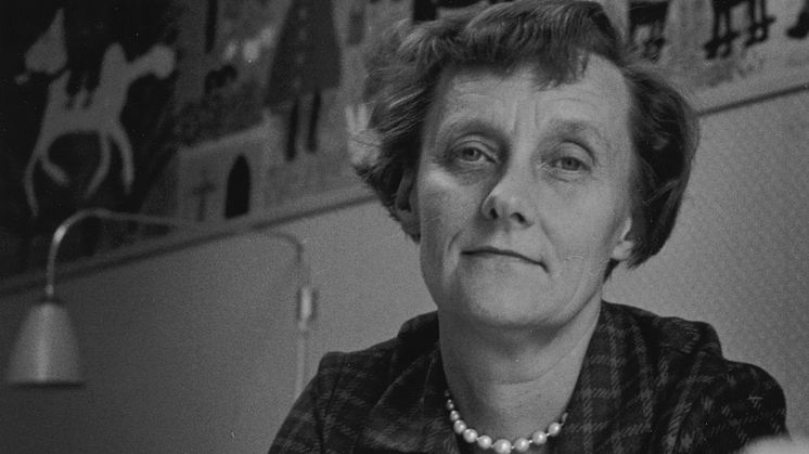 Porträtt på Astrid Lindgren sittande vid ett skrivbord (beskuren). Bild: Pål-Nils Nilsson. Källa: Kungliga biblioteket.