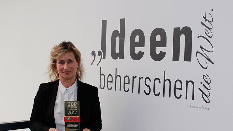 Barbara Höfel, Mitglied der Geschäftsleitung Personal bei BPW, freut sich über die Auszeichnung des Nachrichtenmagazins FOCUS (Quelle: BPW Bergische Achsen KG)