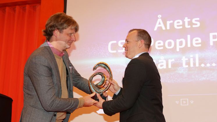 Vinderne af CSR People Prize findes til Cabis årskonference den 24. marts. Her ses overrækkelsen af prisen til BB Fiberbeton i 2019.