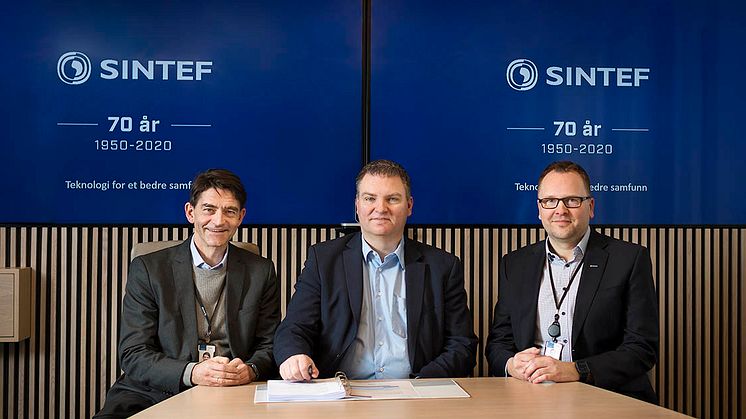 Til venstre på bilde, Reidar Bye, visekonserndirektør, SINTEF,  Odd Inge Bjørdal, direktør for digitale plattformtjenester, Sopra Steria, til høyre Snorre Ness, IT-sjef SINTEF.
