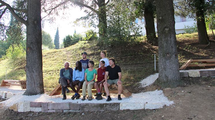 Verweilen bei den Zedern: Mitarbeitende der Goetheanum-Gärtnerei bei der neuen Dreiergruppe (Foto: Sebastian Jüngel)