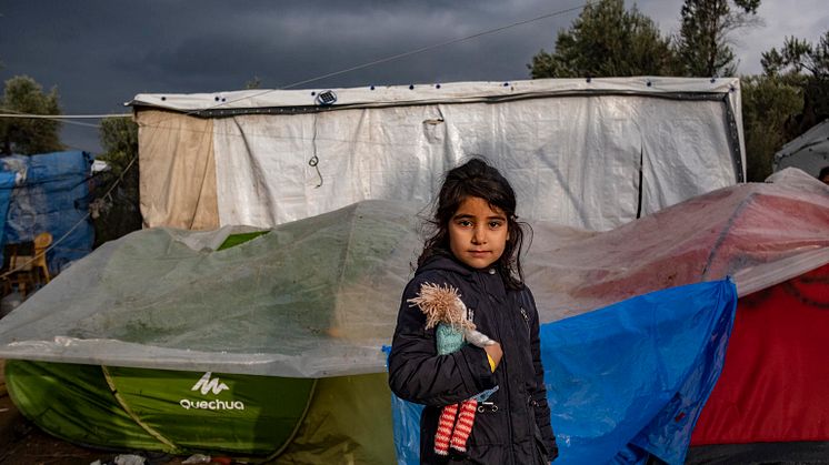 Flicka utanför sitt tält på flyktinglägret Moria, Lesbos. ©UNICEF/Haviv VII Photo