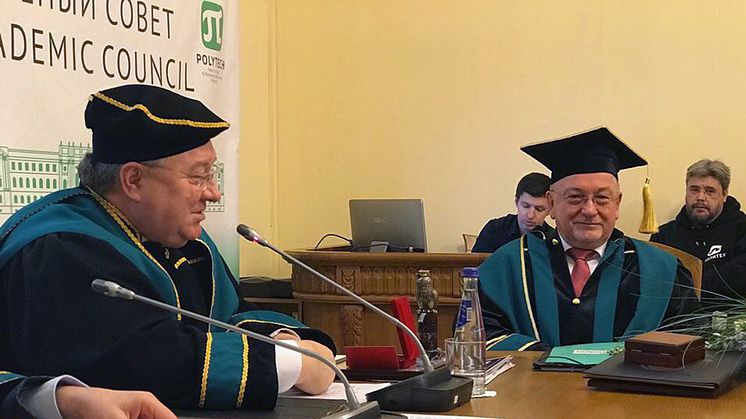Nach der Verleihung der Ehrendoktorwürde gemeinsam mit Rektor Prof. Dr. Andrei Rudzkoj (l.).