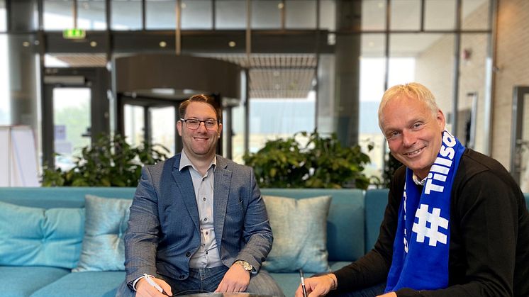 Theodor Alexandris vid affärsområde Bostad, Riksbyggen och Anders Östlund, vd för Öresundskraft, skriver på avtalet om solceller för Brf Laröds Blomma.