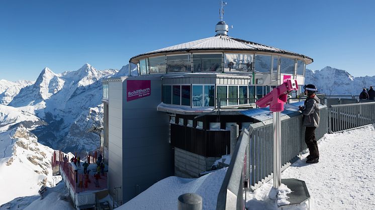 Gipfelgebäude Schilthorn-Piz Gloria vor winterlicher Kulisse