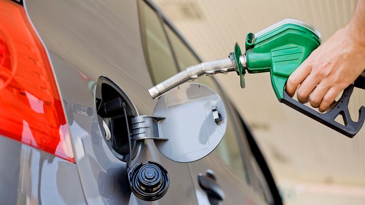 RAC calls on fuel retailers to cut prices after oil price tumbles