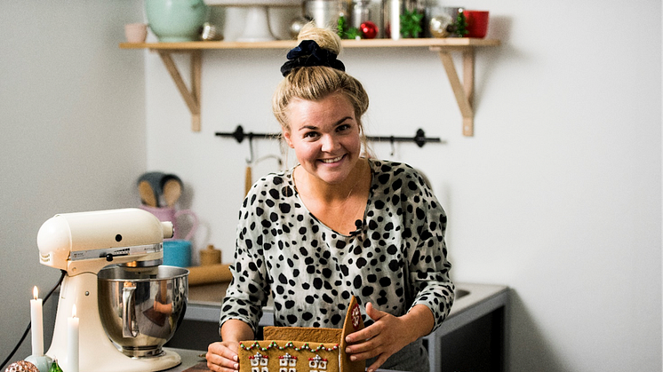 Liv Martine Hansen bager årets honningkagehus med produkter fra Dr. Oetker
