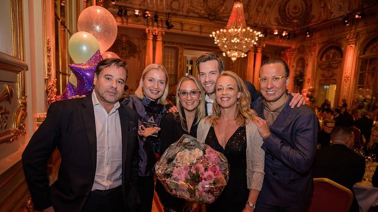 Synsam Group vinner guld, Sveriges bästa retailföretag 2022. Företaget levererar starkt i alla parametrar i Market Award. Här tar Håkan Lundstedt, vd och koncernchef, emot priset tillsammans med kollegorna. 