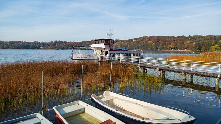 Noch bis Ende Oktober kann man bei einem Herbst- Ausflug an den Schermützelsee auch eine Fahrt auf dem Wasser unternehmen. Foto: TMB-Fotoarchiv/Steffen Lehmann. 