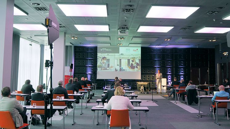 Die Präsenzteil der hybriden Veranstaltung zum Quality Office Consultant Tag 2021 in Köln fand unter strenger Beachtung der Hygiene- und Abstandsregeln statt. Bild: IBA