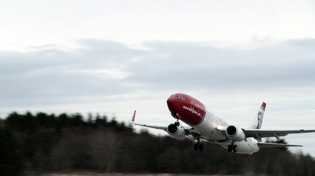 Norwegians LN-NOB tar av från Bergens flygplats, Norge