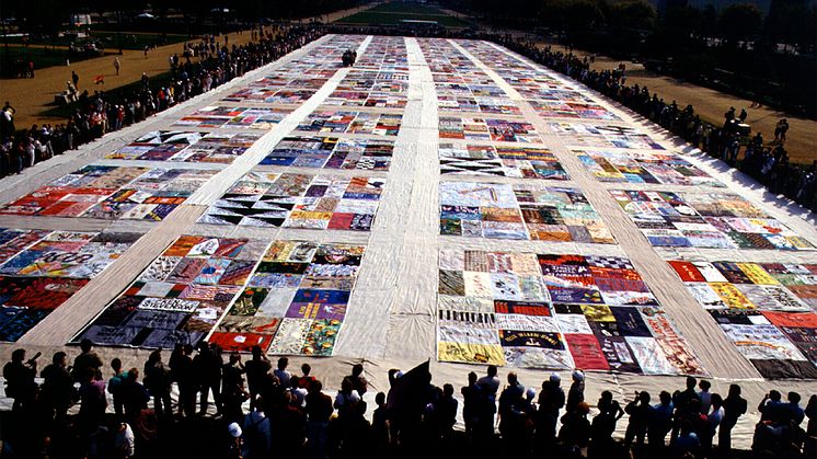 Washington, DC, den 11 oktober 1987. The NAMES lade för första gången ut lapptäcket, The AIDS Memorial Quilt, där varje lapp, stor som en grav, representerar en person som har avlidit i aidsrelaterade sjukdomar. Foto, Pia-Kristina Garde