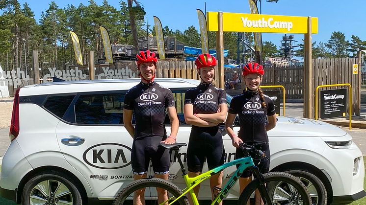 Fabian Birgersson, Thea Härdelin och Iza Härdelin i Kia Cycling Team framför teamets Kia e-Soul på Böda Sand, Öland.