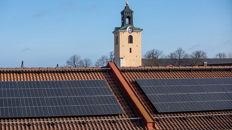 Solcellspaneler från Jönköping Energi på ett tak i Jönköping.