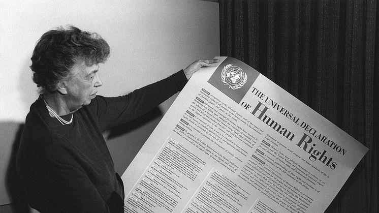 Eleonor Roosvelt med FN:s Deklaration om mänskliga rättigheter november 1949.*