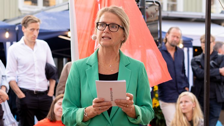 Unn Hofstad leder Storebrand Eiendoms bærekraftarbeid. Her står hun på scenen under Arendalsuka 2022. 