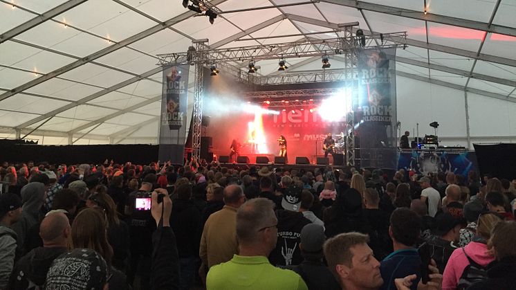 Ett smockfullt tält under Nemis på Sweden Rock Festival 2016