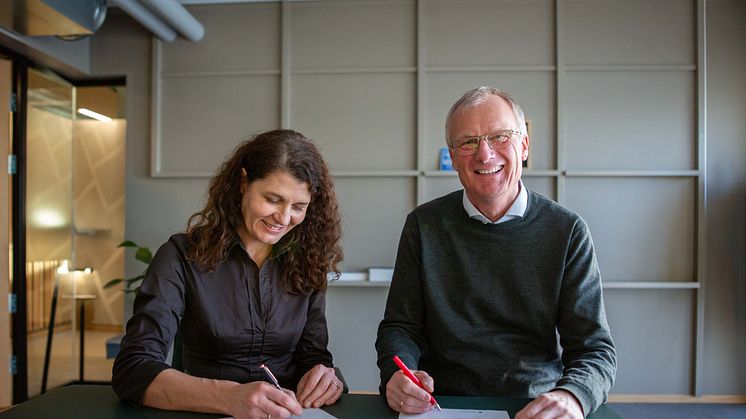 Katharina Th. Bramslev, daglig leder i Grønn Byggallianse og Kjell Kalland, administrerende direktør i Hav Eiendom signerer strakstiltakene. Foto: Hav Eiendom 