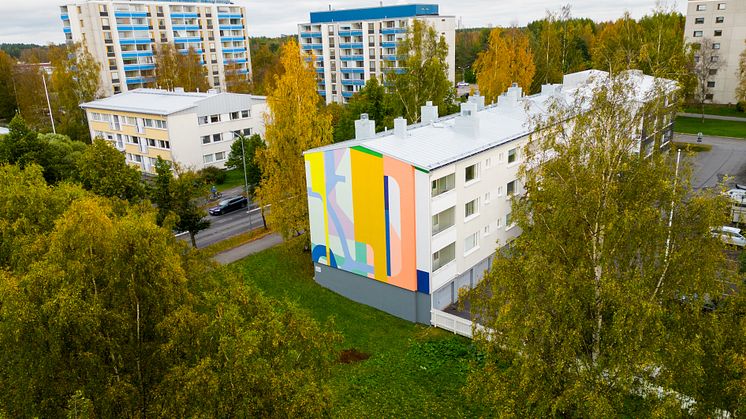 Vuoden 2023 Oulu2026-seinämaalaus sijaitsee Tuirassa. Ilana Pichon, "Ovensuussa". Kuva: Juha Niemelä