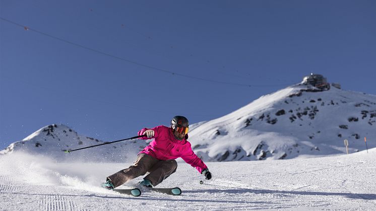 Skifahrer eingangs Engetal mit dem Schilthorn - Piz Gloria im Hintergrund