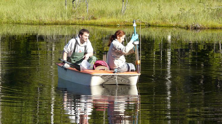 Lead author Andrea Garcia Bravo and co-author Sylvain Bouchet collecting sediment cores in lake Svarttjärn 
