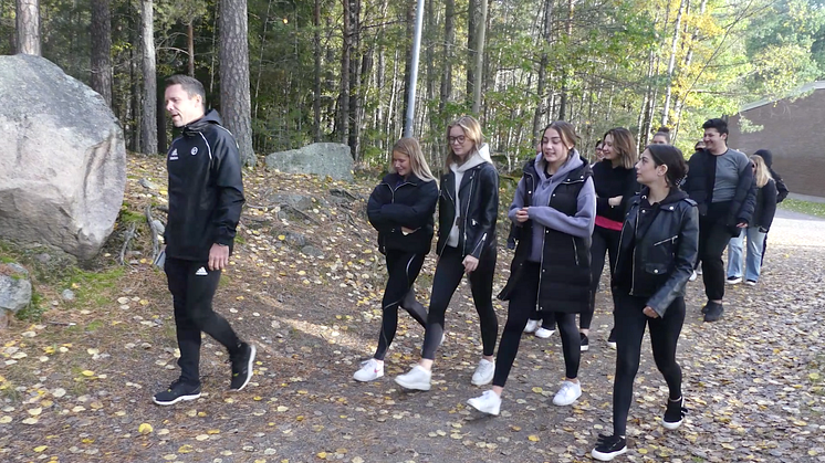 Lärare och elever från Rekarnegymnasiet i Eskilstuna gillar promenaderna.