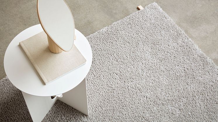 Med inspiration från naturen skapade Kasthall Design Studio den tuftade mattan Chique. Likt en svanunges mjuka och luftiga dun har mattan ett elegant och glansigt uttryck