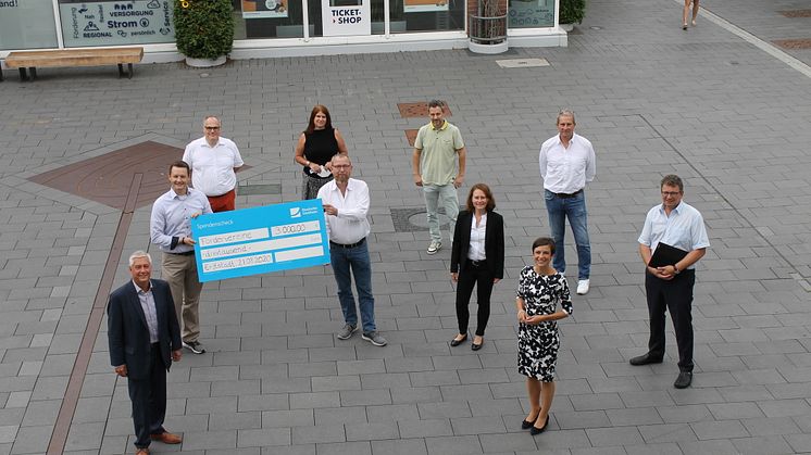 Spendenübergabe in Erftstadt: Deutsche Glasfaser übergibt Scheck über 3.000 Euro, mit denen Fördervereine Digitalisierung vorantreiben werden.