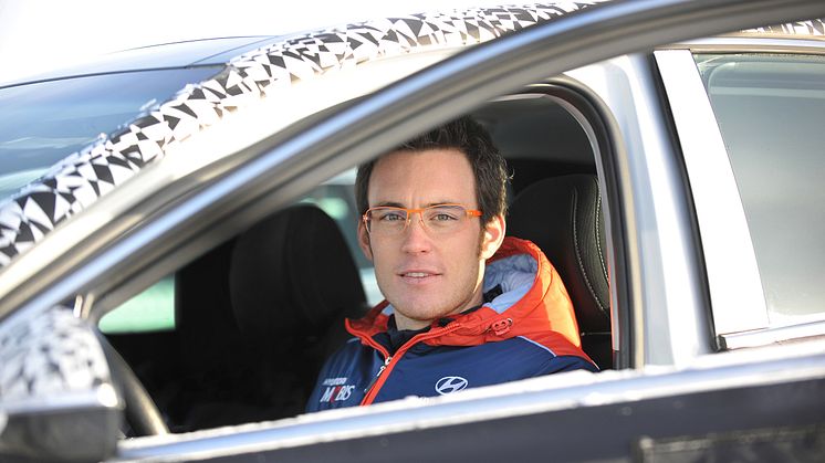 Rallyesset Thierry Neuville tester ut Hyundais nye i30 N mellom slagene i rally-VM