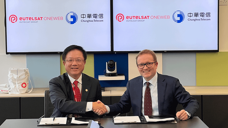 Photo credit: Dr. Chih-Cheng Chien, President, Network Technology Group, Chunghwa Telecom - Stephen Beynon, co-General Manager of Eutelsat OneWeb