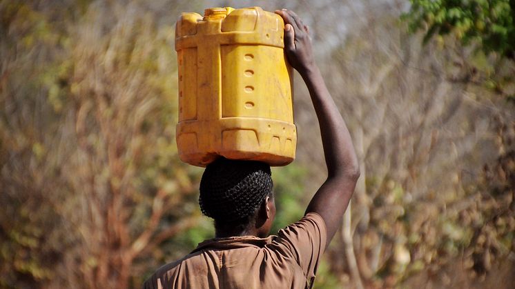 Att bära vatten hem är en tung daglig uppgift som Florida Sikufa delar med många av världens kvinnor. Den som har världens tuffaste jobb måste vara stark och uthållig. Foto: Ola Richardsson