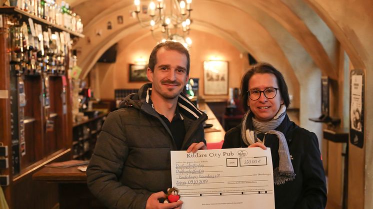 Betriebsleiter Daniel Haufe übergibt den Spendenscheck an Kerstin Stadler von Bärenherz