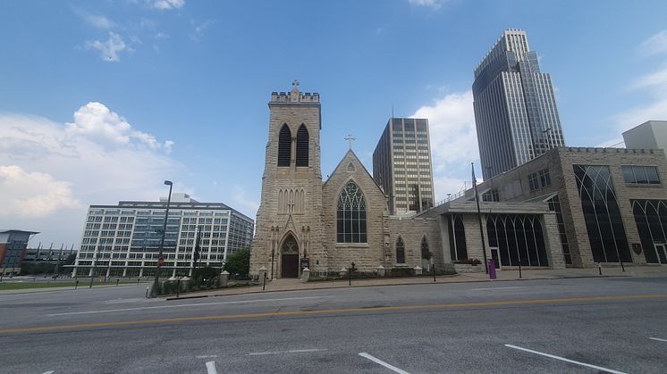 Omaha/Nebraska is not a bustling metropolis. With many people working from home, the tallest office building in town has the hushed ambience of a church. At least no one has trouble finding parking.