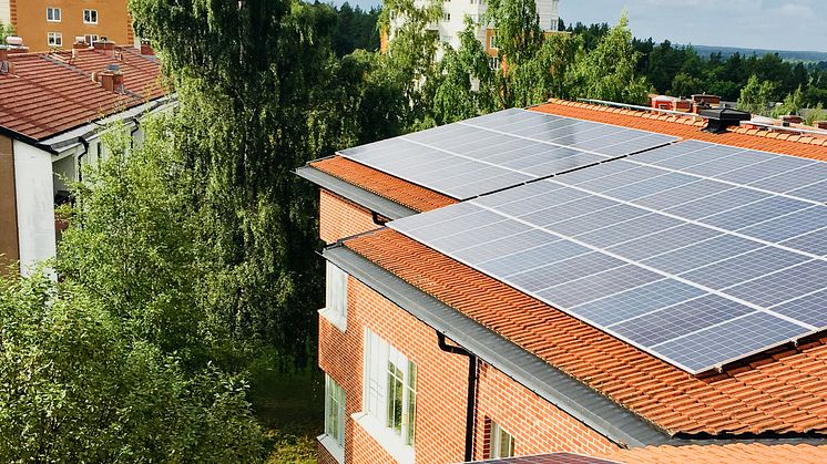 Landstingets första solcellsanläggning består av 412 solpaneler på en yta av närmare 700 kvadratmeter.