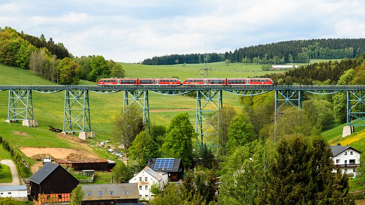Die modernen roten Triebwagen der Erzgebirgsbahn werden im August auf der einmalig schönen Strecke zwischen den Bergstädten Schwarzenberg und Annaberg-Buchholz unterwegs sein