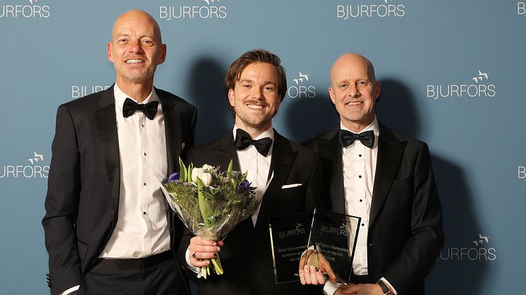 Årets nyproduktionsmäklare på Bjurfors är Thim Falk (mitten), här gratulerad av Bjurfors ägare Ola Lundqvist (t.v.) och Mats Ljung (t.h.).