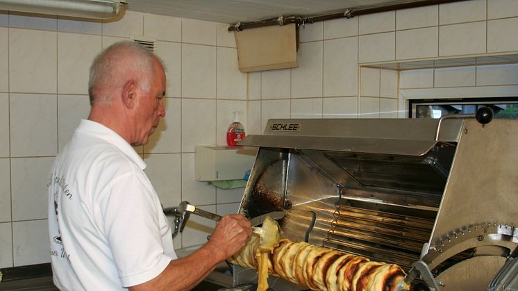 Baumkuchen Schaubacken wird bei Rainer Weißbach in Schwarzenberg gezeigt