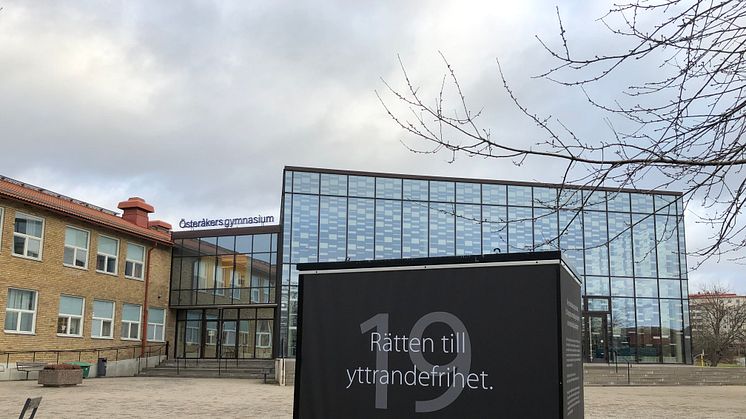 Kuben om Rätten till yttrandefrihet står vid Österåkers gymnasium i Åkersberga. Foto: Österåkers kommun