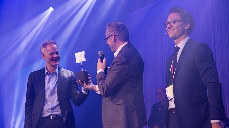 Marcus Matteby, CIO, och Jonas Walker, kommundirektör Sundsvalls kommun, tar emot priset Sveriges DigitaliseringsKommun 2021 av prisutdelare Patrik Sundström.