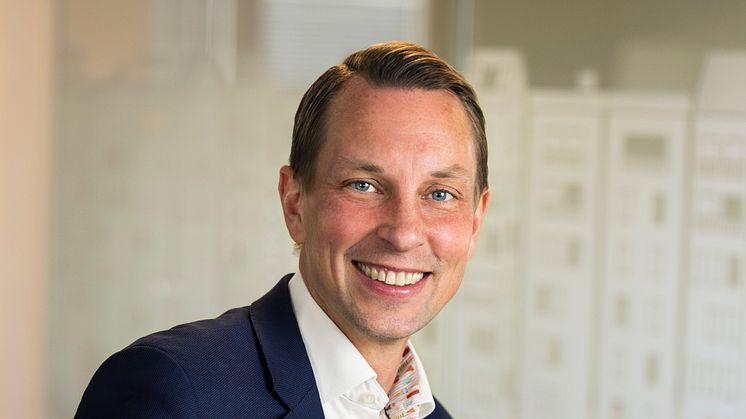Föreningschef Christian Bengtzelius tar plats i Riksbyggens företagsledning