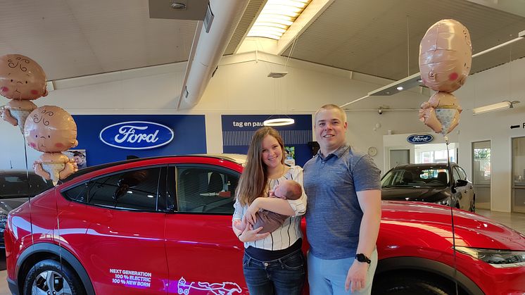 Nyfødte David og hans forældre hos Ford-forhandleren i Ringsted, Selandia Automobiler, hvor de købte deres Mustang Mach-E i efteråret. 